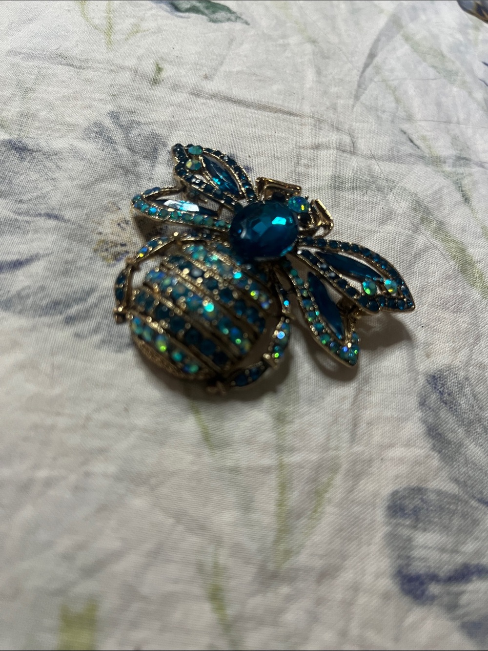 ✨ Dazzling Blue Gem Bee Brooch - A Sparkling Statement Piece! ✨